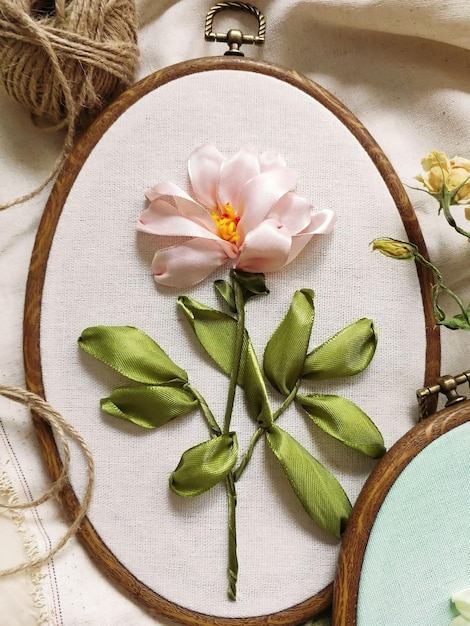 Kompozycja haftu z motywem roślinnym